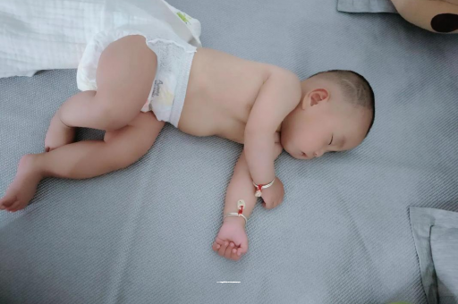 香港宝宝睡觉爱翻身