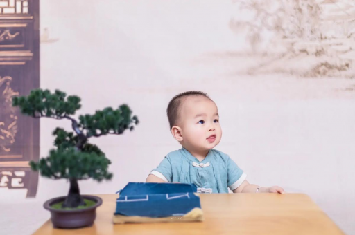 香港怀孕肚子中间凹两边凸